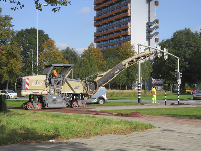 907906 Afbeelding van een 'asfaltraspmachine' aan het werk op een fietspad bij het Salvador Allendeplein te Utrecht. Op ...